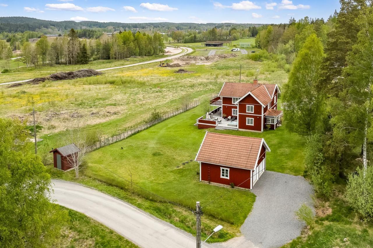 Charming Villa At Askersund Golf Resort Ammeberg Bagian luar foto